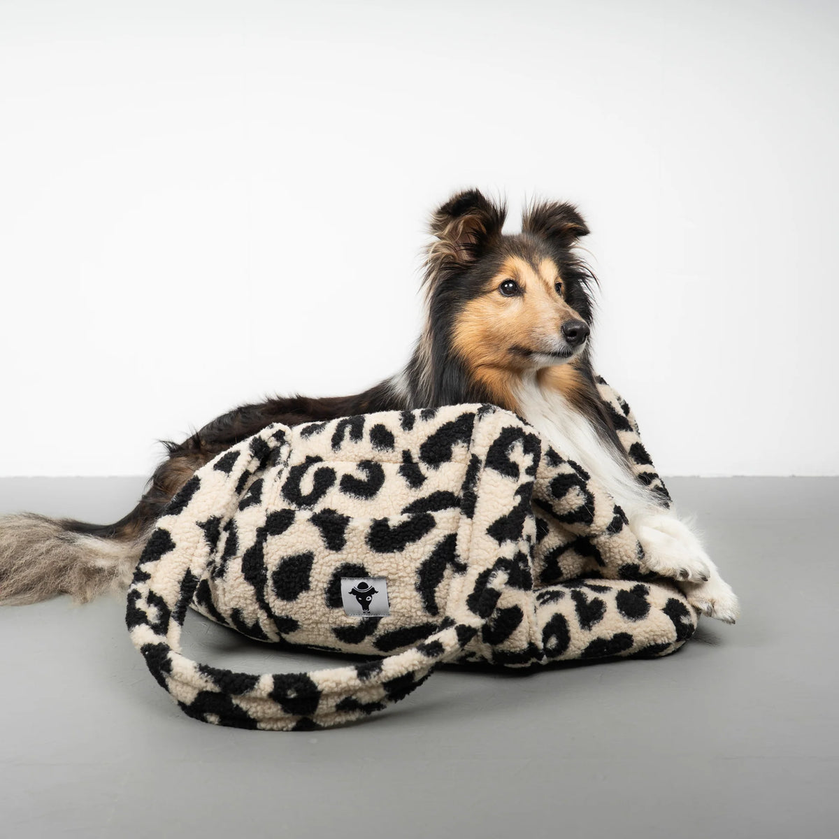 Karma Hund Teddy Shopper Leo Schwarz