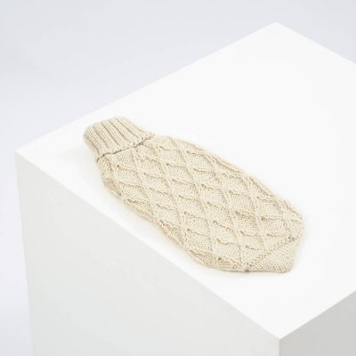 Weißes Kuschelsocken für Hunde, handgestrickt, warm und bequem, ideal für kalte Tage, bei Kiezhund Hundeshop erhältlich.