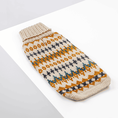 Gemütlicher Strickhundeschuh mit Mustermix, ideal für kalte Tage. Hochwertiges Hundezubehör für winterfesten Hundespaß, erhältlich bei Kiezhund Hundeshop. Perfektes Geschenk oder Accessoire für Ihren Hund.