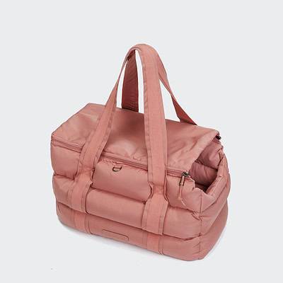 Leichte pinkfarbene Hundetasche aus Nylon, ideal für den Transport von Hunden, mit praktischem Reißverschluss und Tragegurten, perfekt für Hundebesitzer und Reisen.