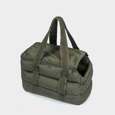Robuste Hundetasche aus Nylon, ideal für Reisen mit Ihrem Hund, mit Schultergurt und Belüftungsöffnungen für maximalen Komfort. Perfektes Hundezubehör für unterwegs.
