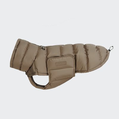 Beige Hundeschutzmantel mit Leinen, gut isoliert, wasserabweisend, für kalte Tage, reflektierende Details, ideal für Spaziergänge im Winter, Hundebekleidung von Kiezhund Hundeshop.