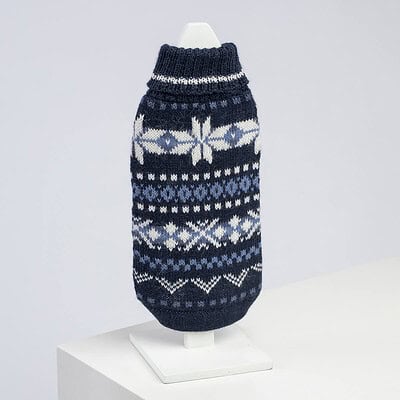 Warmer Hundepullover mit winterlichem Norweger-Muster für Hunde, in Blau, schwarz und Weiß. Perfekt für kalte Tage, kuscheliges Material, stylisches Design, ideal für den Hundeshop Kiezhund.