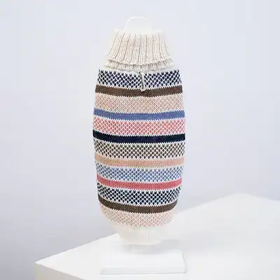 Wärmende Hundeweste aus gestricktem Garn in bunten Streifen für kalte Tage.