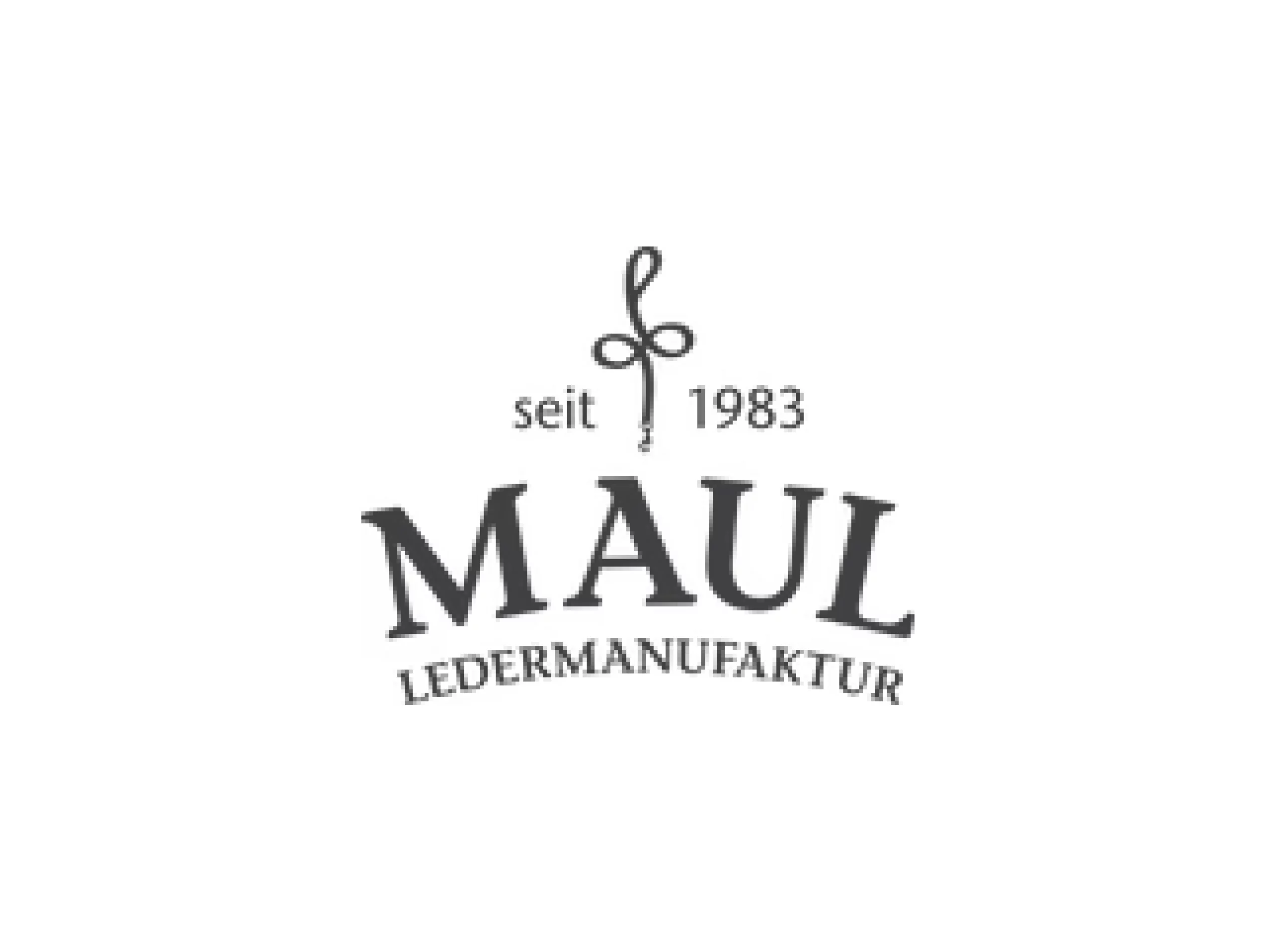 Hundedekoration, Ledermanufaktur MAUL seit 1983, hochwertige Lederwaren für Hunde, stilvolle Hundeschmuck und -accessoires, handgefertigte Hundebedarfsartikel, deutsche Lederqualität.