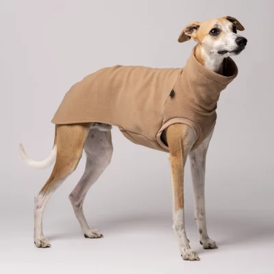 Hunderobe aus Fleece in Braun, kuschliger Hunde-Mantel, ideal für kalte Tage, warmes Hundezubehör bei Kiezhund Hundeshop.