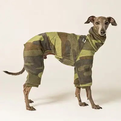 Outdoor-Hundebekleidung mit Camouflage-Muster für Hunde, warme Hundeanzüge für kalte Tage, Hundemode bei Kiezhund Hundeshop.